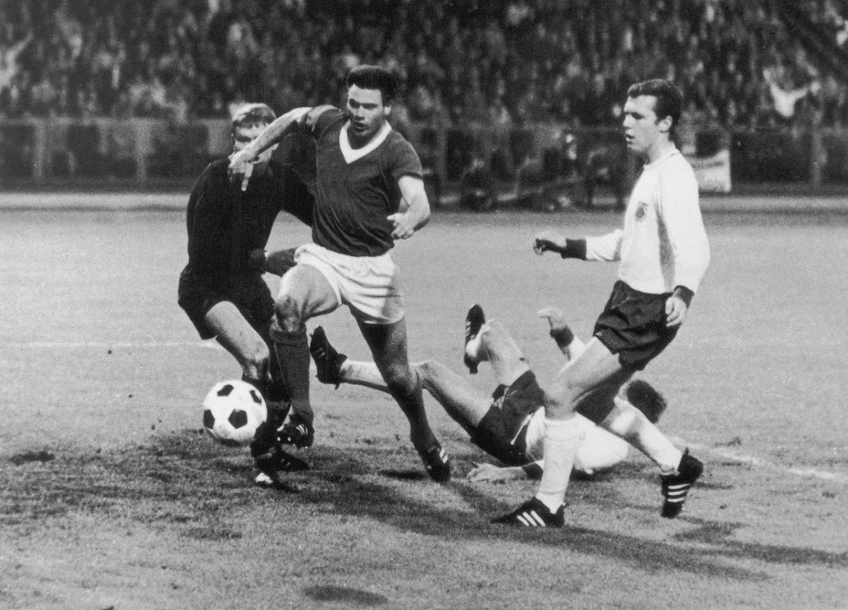 1967-Bayern-Munich-Glasgow-Rangers-European-Winners-Cup.jpg